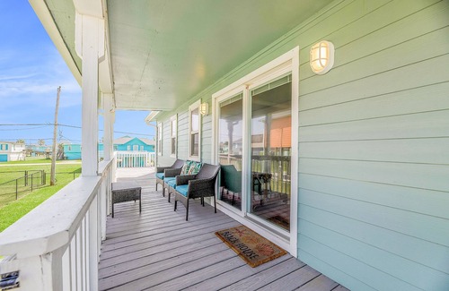 Galveston House | Sprawling island retreat with pool & tennis access - covered patio & grill