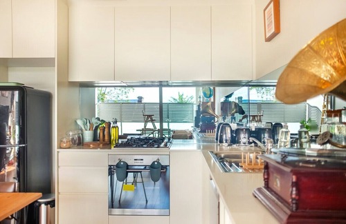 Newtown Apartment | Sprawling Modern City Pad by Sydney Dreams