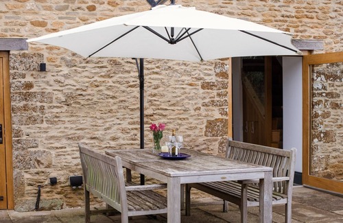Hook Norton House | Spring Barn, Chipping Norton - sleeps 4 guests in 2 bedrooms