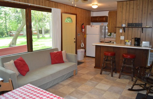 Lakeside Cottage | *SPRING DISCOUNT!* (See description) One Bedroom Cottage with Private Beach!