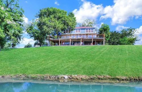 Seguin House | Spring into the River Resort