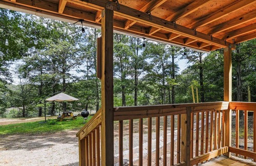 Berkeley Springs Cabin | SPRING IS HERE!!! RUSTIC/MODERN Log Cabin!! Hot Tub~King Bed~Fire pit~Wi-Fi