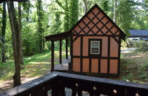 Moneta Cabin | Spring Lake Farm Rustic log cabin on 16-acre private lake