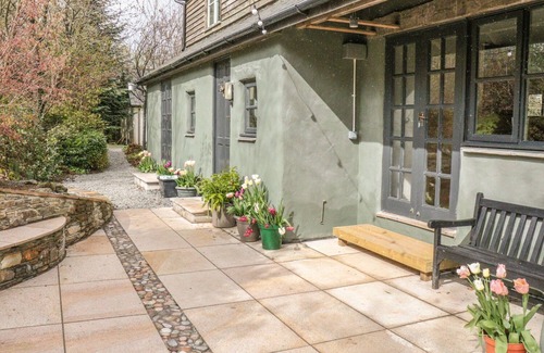 Rezare Cottage | SPRING PARK FARMHOUSE, pet friendly, with hot tub in Launceston