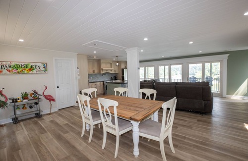Lancaster House | SPRING SPECIAL! Lakefront 3 bdrm w bunk rm, game room & dock, covered slip