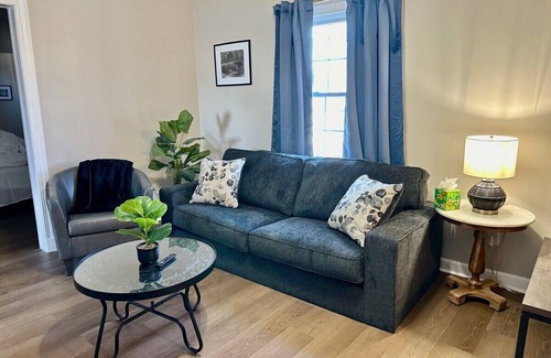 Evansville Apartment | Spring Street Suites C/Stylish 3BD/1BA Apt