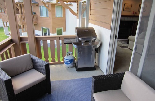 Downtown Leavenworth Condo | Spring & Summer in Leavenworth! Pools, hot tub. Huge, view condo. Walk to town.