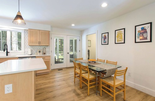 Great Barrington House | Spring time fun time. Ranch Sleeps 10 & 0.7 mi to GB Main St.Wi-Fi + HOT TUB.