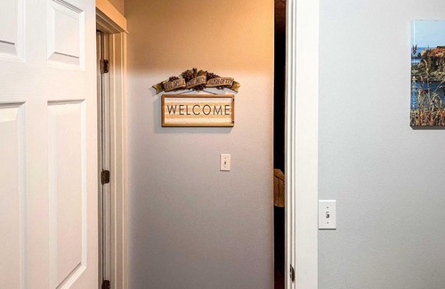 Springfield Apartment | Springfield Apt with Deck and Central Location!