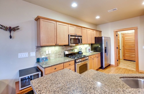 Thurston House | Springfield Home w/Yard ~ 9 Mi to Downtown Eugene