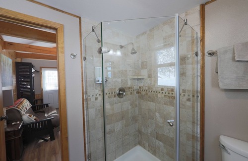 Talkeetna Cabin | Spruce Cabin Queen Ensuite with Shower