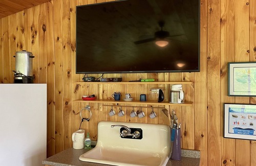 Milford House | Spruce Hill - Perfect for your team LARGE home sleeps 27, 1 mile to CDP