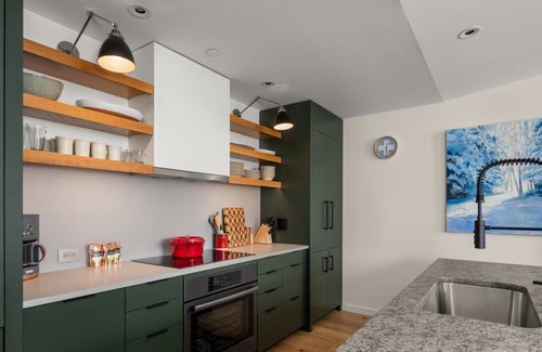 Stowe Area Condo | SPRUCE PEAK TREEHOUSE | 3 BED | STEPS TO THE LIFTS | MOUNTAIN VIEWS