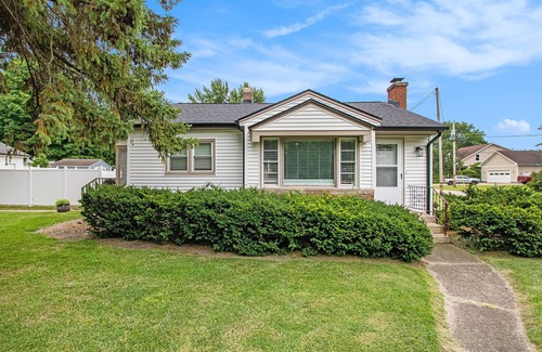 New Buffalo House | Sq Toe's Last Resort:Dog-Friendly*Fenced* GameRoom