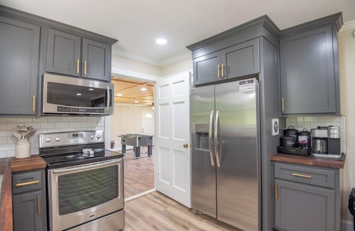West Jefferson House | Squatchs Den - Game Room + Dog Friendly + Fire pit