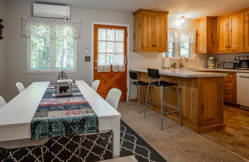 Arnold Cabin | Squirrel Away-Pet Friendly, A/C & Lake Access!