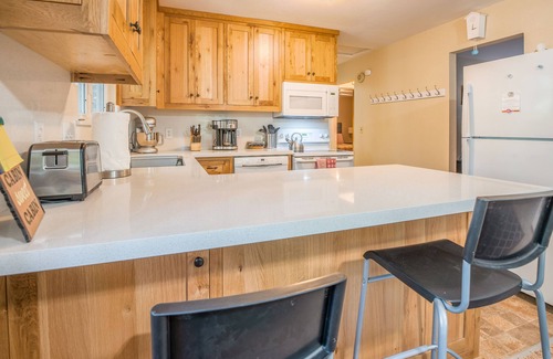 Arnold Cabin | Squirrel Away-Pet Friendly, A/C & Lake Access!