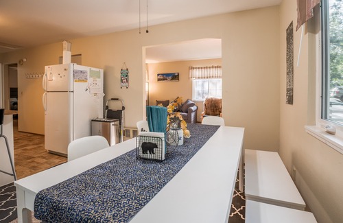 Arnold Cabin | Squirrel Away-Pet Friendly, A/C & Lake Access!