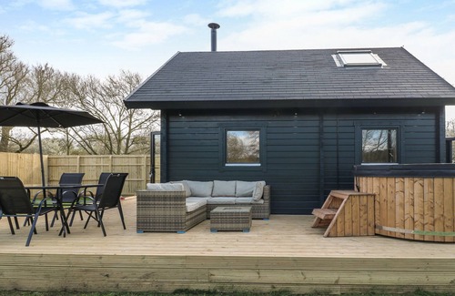 South Luffenham Cottage | SQUIRREL'S NEST, pet friendly, with hot tub in Edith Weston