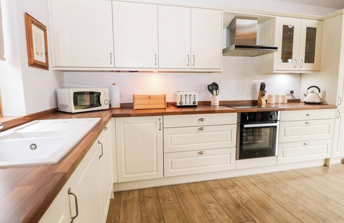 Fareham Cottage | SQUIRRELS DREY, family friendly, with pool in Titchfield Common