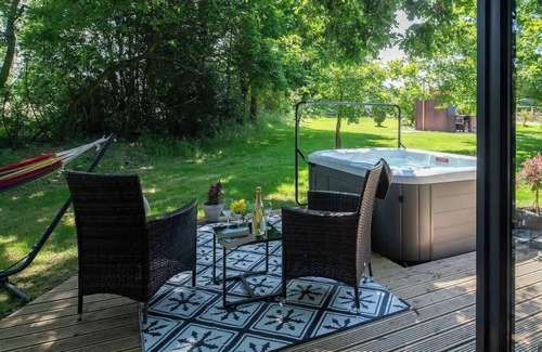 Malmesbury Cabin | Squirrels Drey | Hot Tub Stay in the Cotswolds