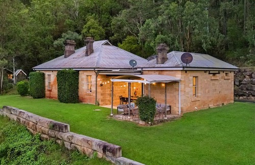 St. Albans House | St Albans Courthouse - sleeps 8 with Pool