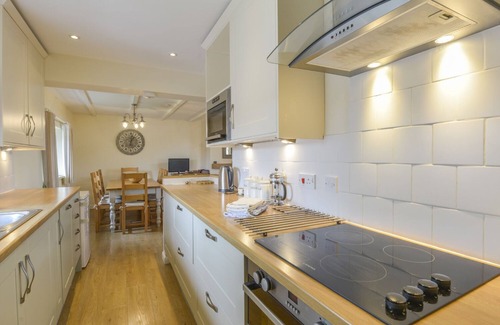 Noss Mayo Cottage | ST AUBYN COTTAGE, pet friendly, with a garden in Noss Mayo