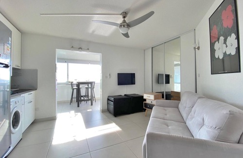 Saint-Aygulf Apartment | St Aygulf, couple, sea 200m away, panoramic view from Esterel to the Issambres hills