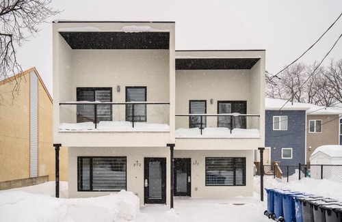 Winnipeg House | St Boniface+ À la mode 2 Bdr + Parking (3-372)