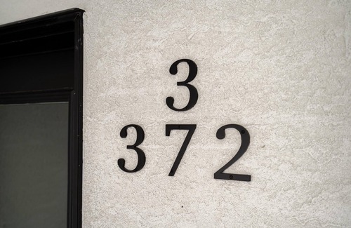 Winnipeg House | St Boniface+ À la mode 2 Bdr + Parking (3-372)