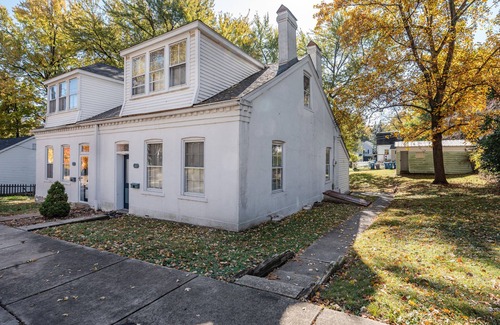 St. Charles Historic District House | St. Charles 1860's Gem - Sleeps 6!