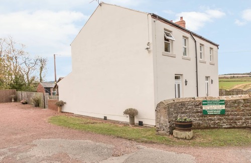 Berwick-upon-Tweed Cottage | ST CUTHBERT'S COTTAGE, family friendly, with a garden in Beal