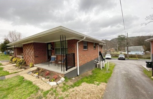 St. Elmo Improvement League House | St. Elmo Abode-3 mi to Ruby Falls