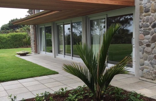 Pitone House | St Georges Guest House Overlooking The Beach