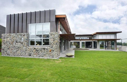 Pitone House | St Georges Guest House Overlooking The Beach