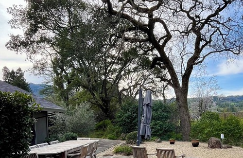 St. Helena House | St. Helena home facing Spottswood Vinyard wood & walking distance to downtown