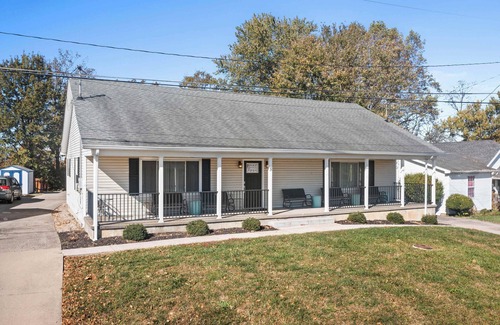 Williamstown House | St James Place: Spacious 6-Bedroom Near the Ark!