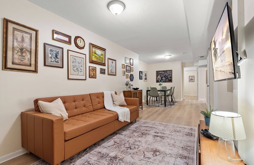 Summit - University Apartment | St. Paul Speakeasy - King Bed