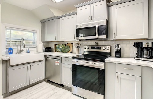 Historic Uptown Apartment | St Pete Charm! 2bd/1ba walk downtown 1st Floor