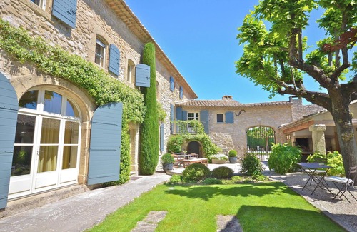Robion House | St Roch: Luxury farmhouse from the 18th century with heated pool