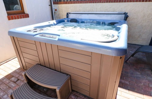 Efailwen Cottage | STABLE COTTAGE, pet friendly, with hot tub in Efailwen