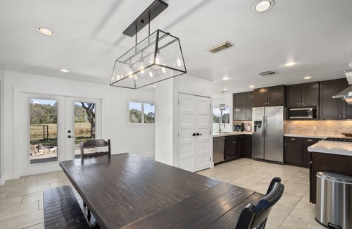 Columbus Other | Stable Oaks with PARTY BARN, pond, firepits on 5 acres!