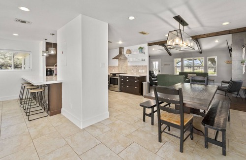 Columbus Other | Stable Oaks with PARTY BARN, pond, firepits on 5 acres!