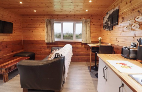 Llanfair Caereinion Cottage | STAG LODGE POD, pet friendly, with hot tub in Llanfair Caereinion
