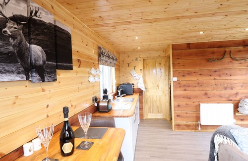 Llanfair Caereinion Cottage | STAG LODGE POD, pet friendly, with hot tub in Llanfair Caereinion