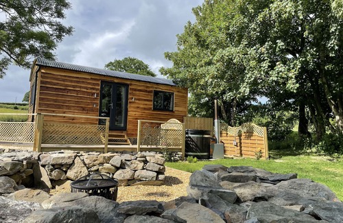 Llanfair Caereinion Cottage | STAG LODGE POD, pet friendly, with hot tub in Llanfair Caereinion