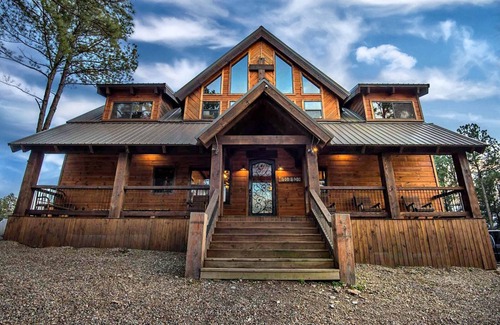 Broken Bow Cabin | STAIRWAY TO HEAVEN- Private Mountain Retreat- Overlooks Nat'l Forest & Sleeps 18