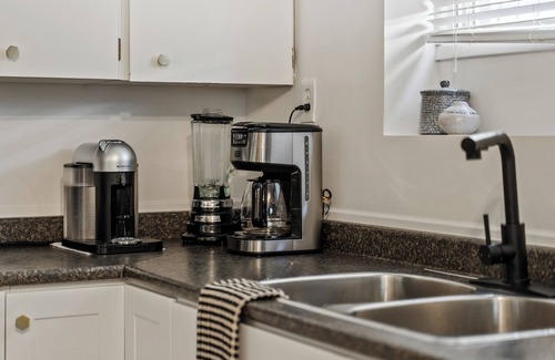 Southwest Calgary House | Stampede Saloon- 5 Guests, Walk to Stampede/DT/Close to Attractions!