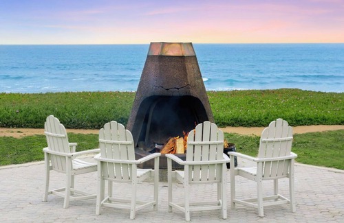 San Simeon Hotel | Standard 2 Queens Room w/Easy Access to Highway 101