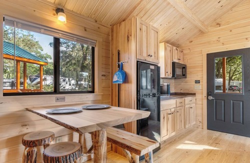 Thonotosassa Cabin | Standard Cabin with Premium Porch - Happy Travelers RV Resort
